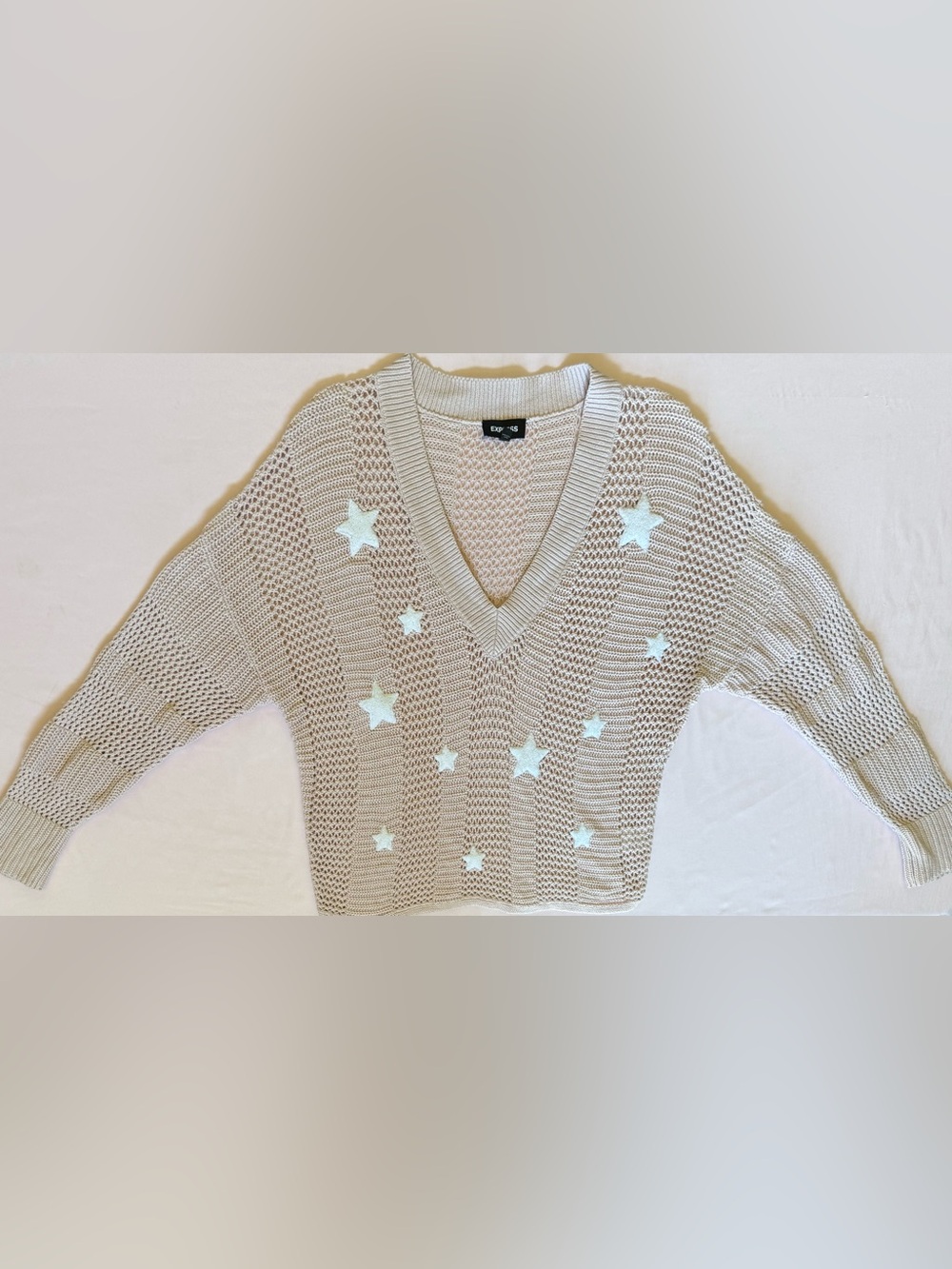 Express Star-Embellished Open-Knit V-Neck Sweater in Light Pink